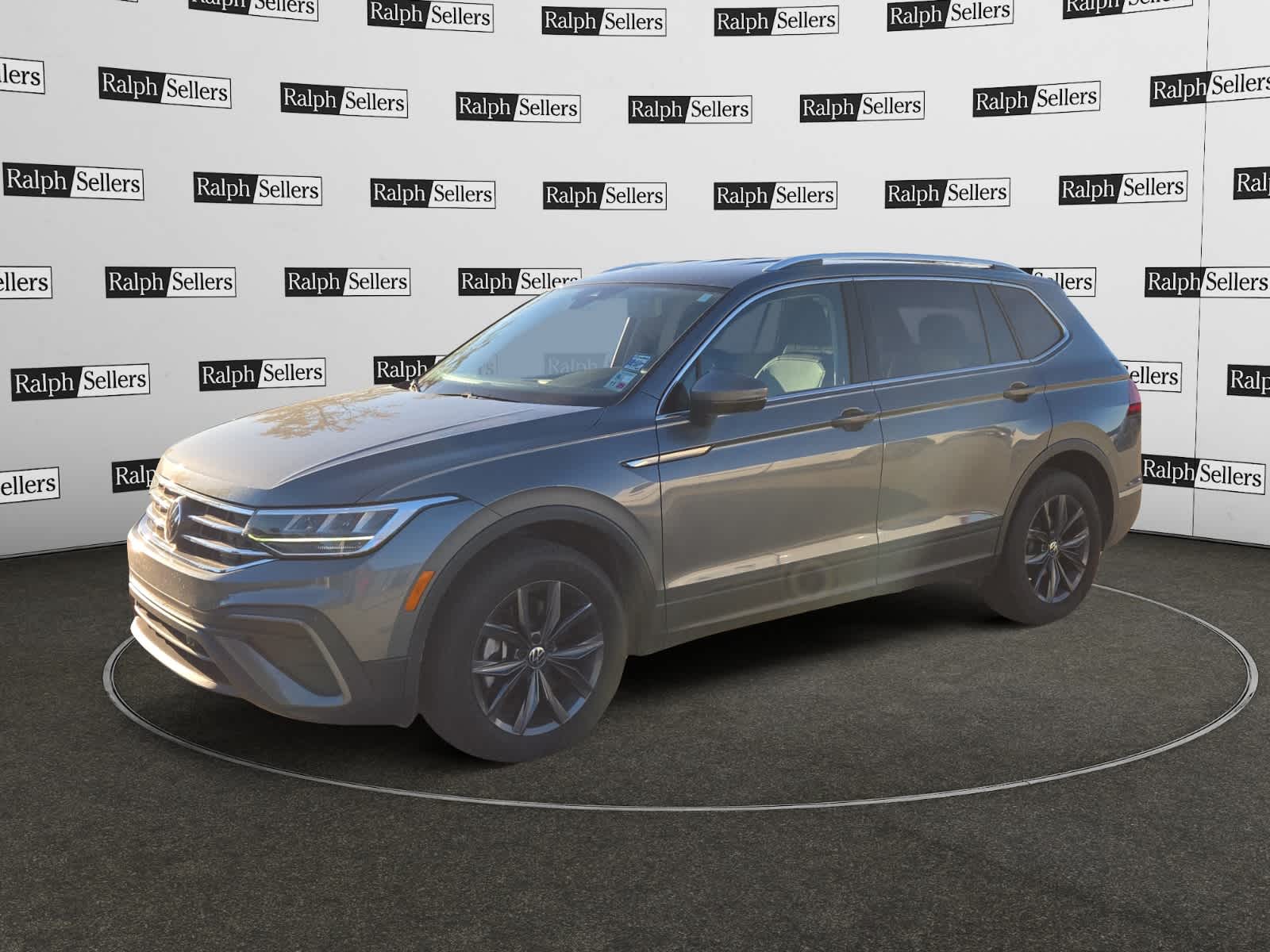 2023 Volkswagen Tiguan SE photo 2