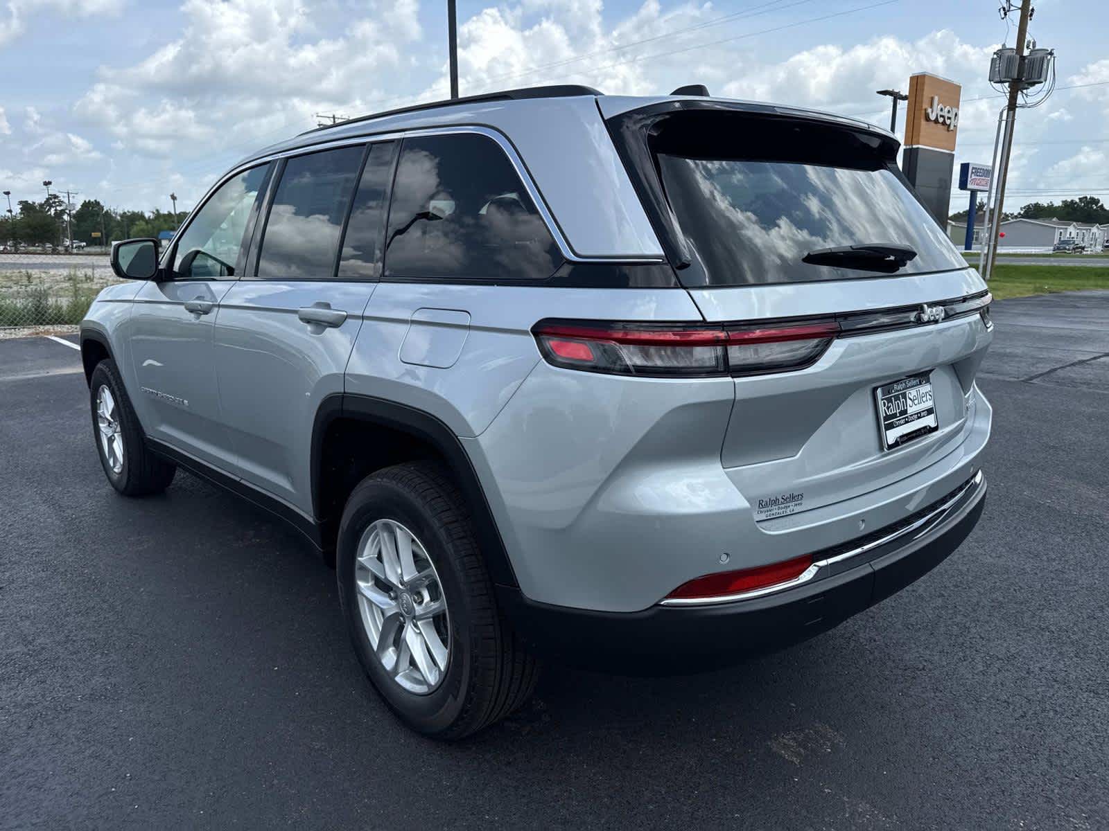 2025 Jeep Grand Cherokee Laredo X photo 4