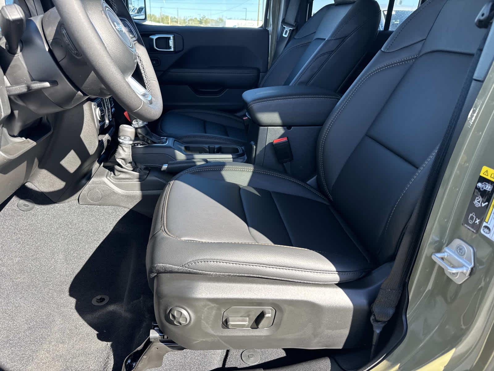 2026 Jeep Wrangler 4-Door Sahara - Photo 12