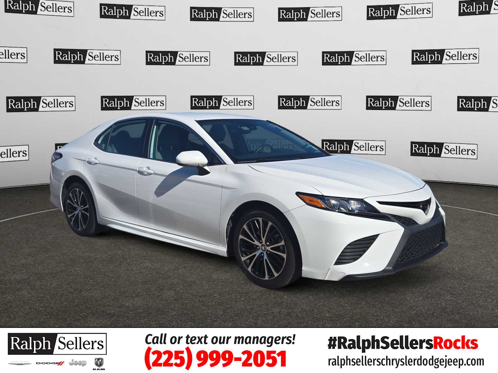 2019 Toyota Camry SE's photo