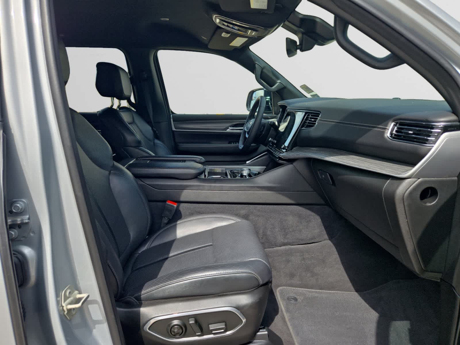 2024 Jeep Wagoneer L Series III - Photo 15