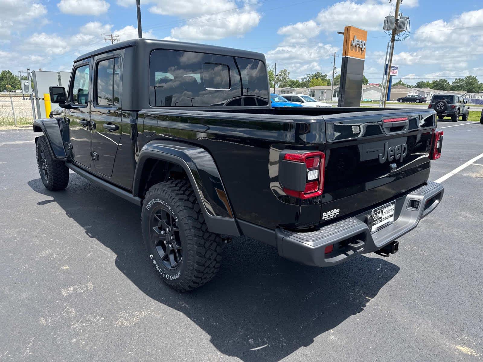 2025 Jeep Gladiator Willys photo 4
