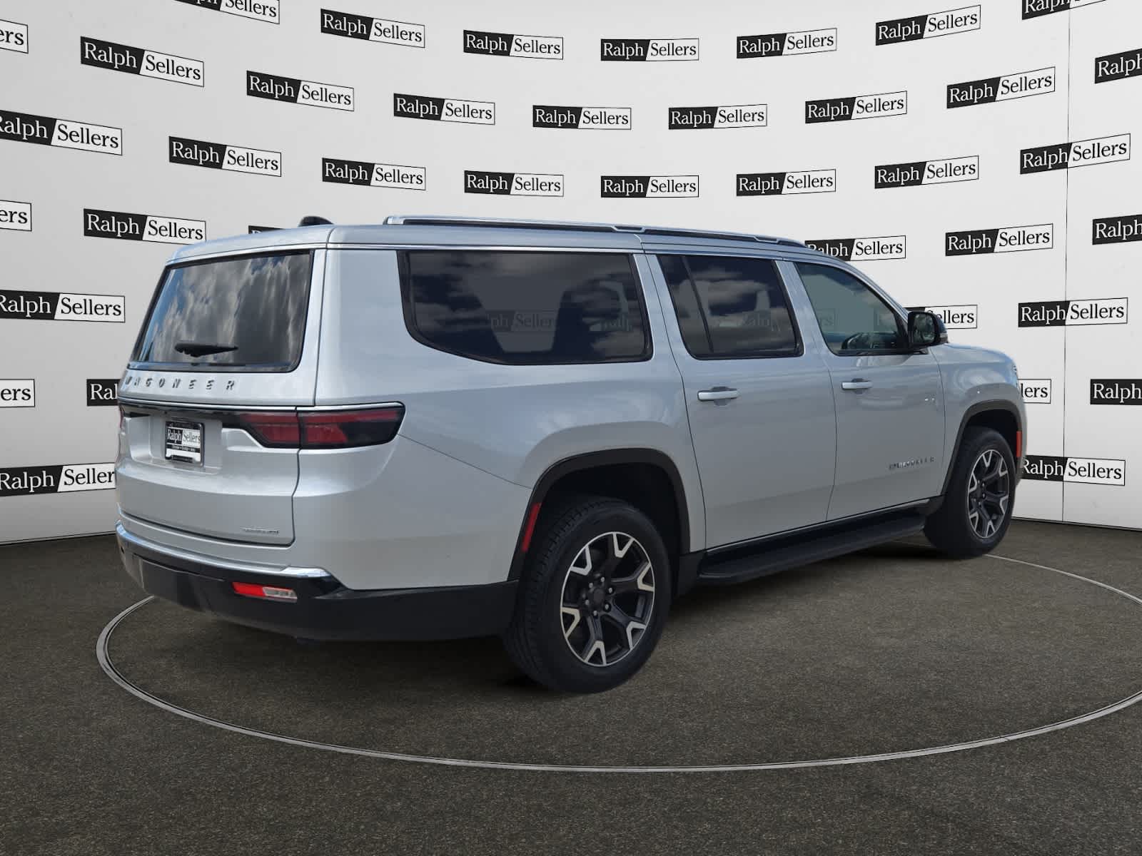 2024 Jeep Wagoneer L Series III - Photo 6