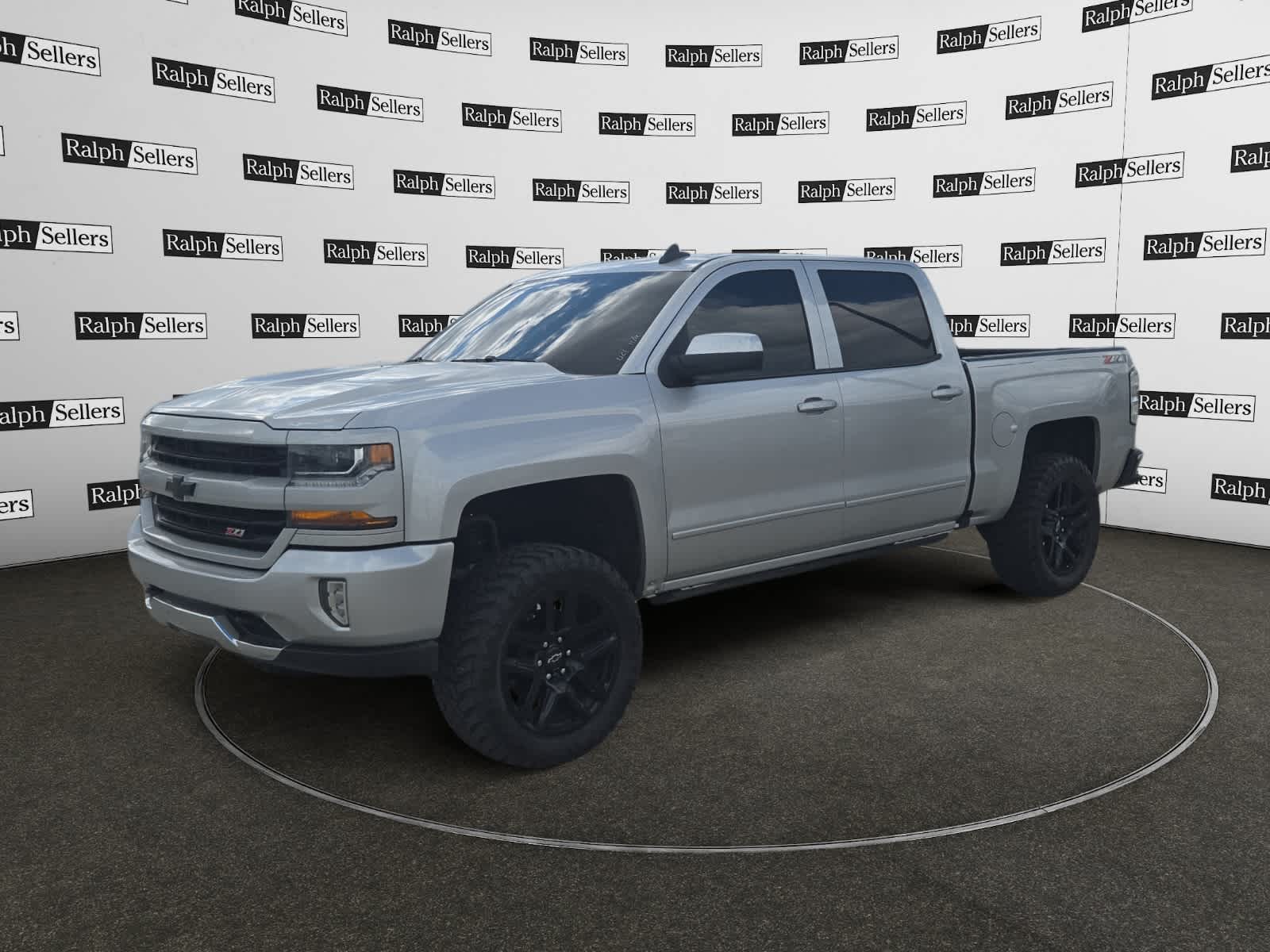 2018 Chevrolet Silverado 1500 LT photo 2