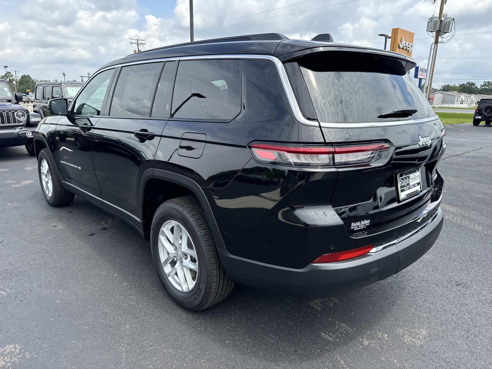 2025 Jeep Grand Cherokee Laredo photo 4