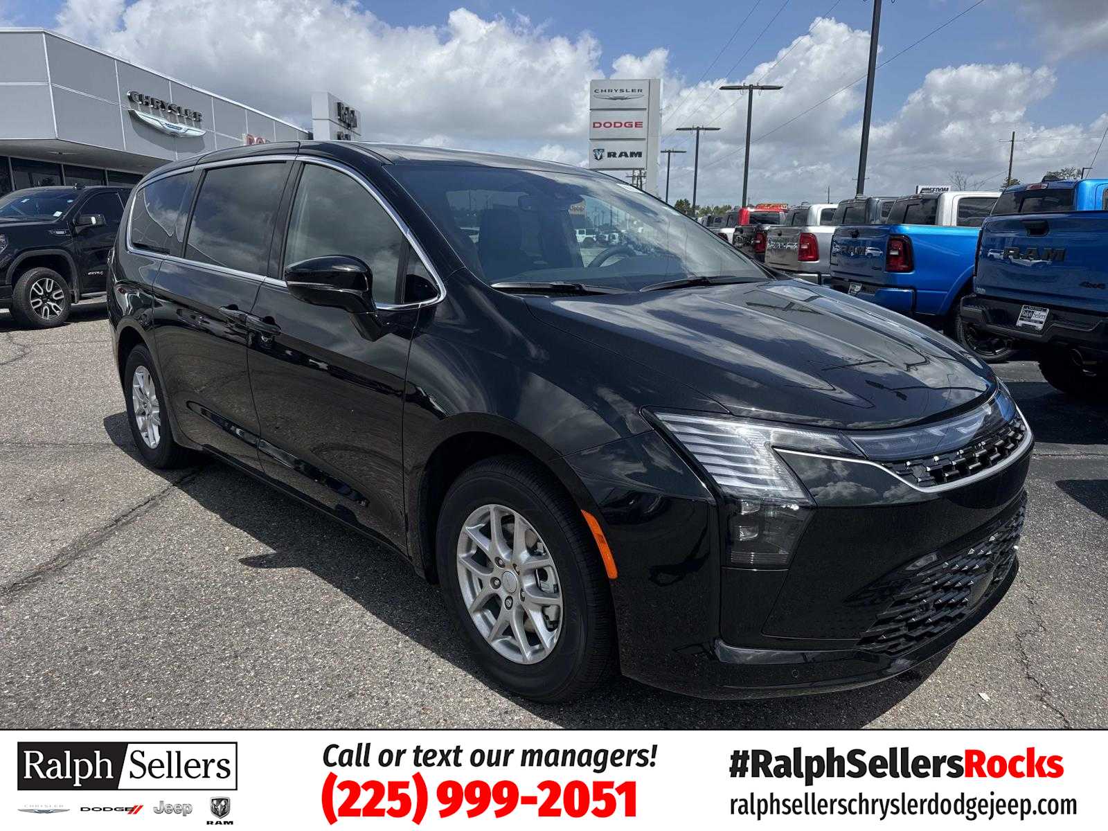 2027 Chrysler Pacifica Select's photo