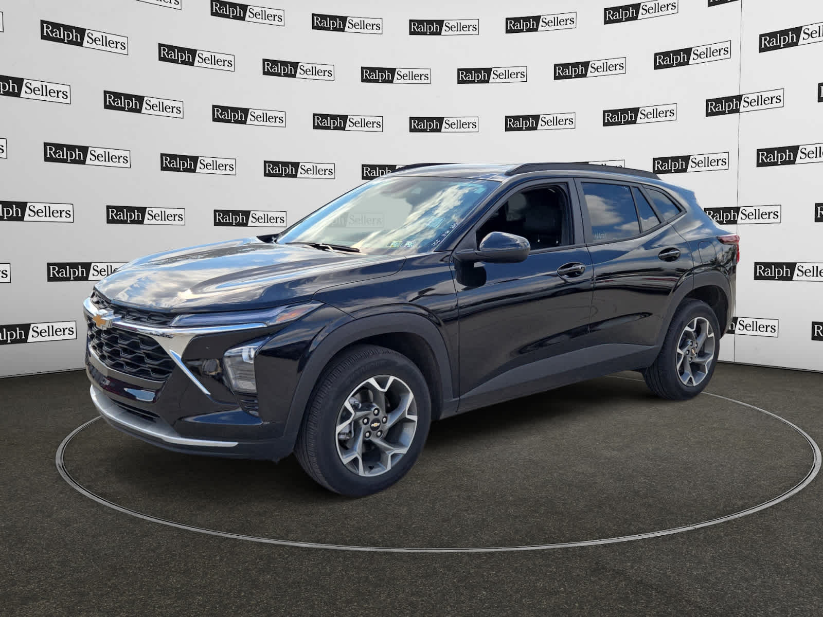 2025 Chevrolet Trax LT photo 2