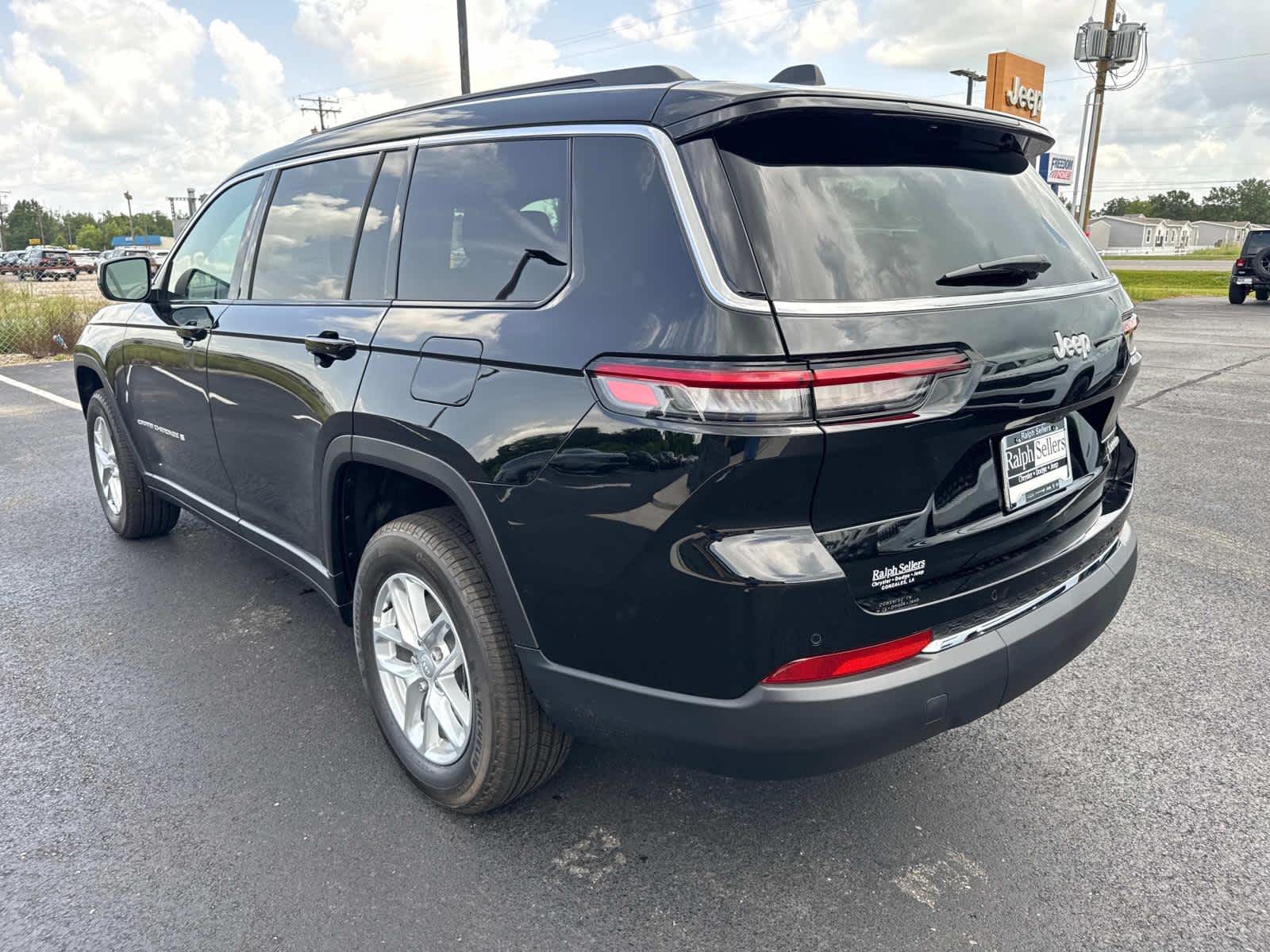 2025 Jeep Grand Cherokee Laredo X photo 4