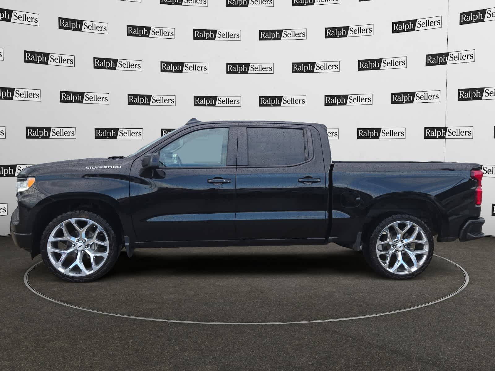 2023 Chevrolet Silverado 1500 RST photo 2
