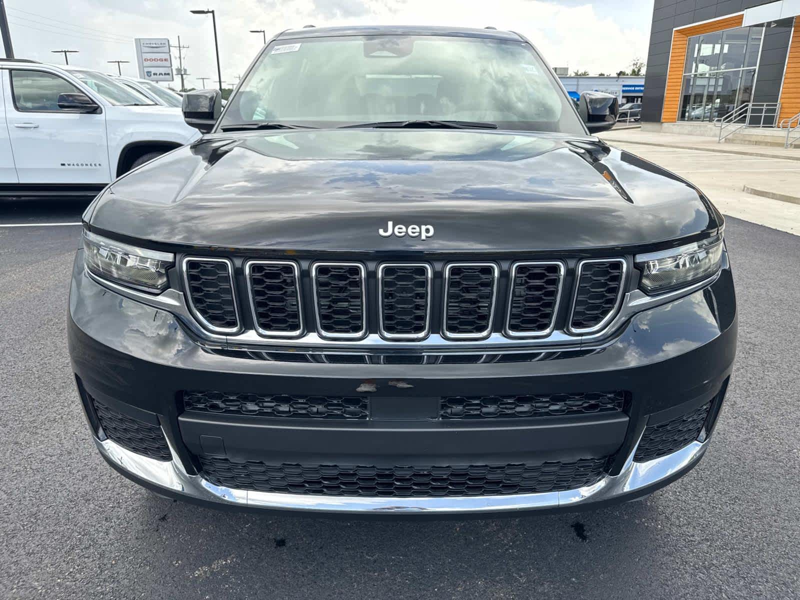 2025 Jeep Grand Cherokee Laredo X photo 2