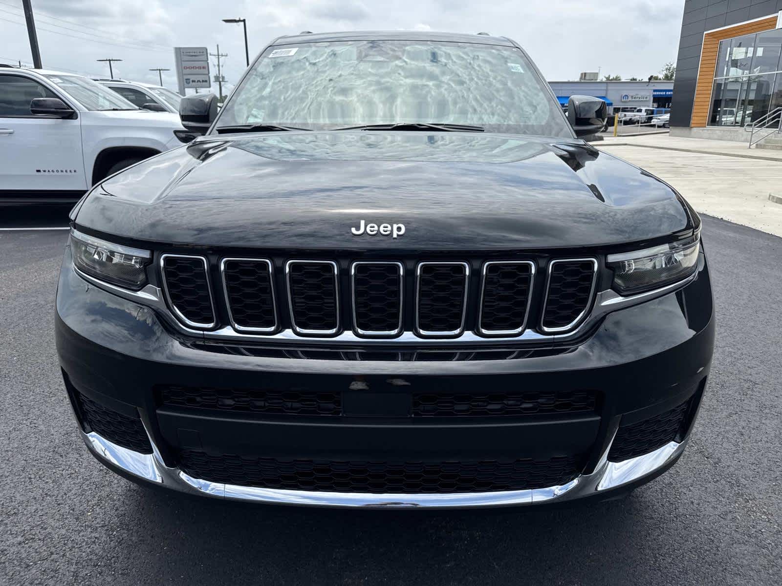 2025 Jeep Grand Cherokee Laredo photo 2