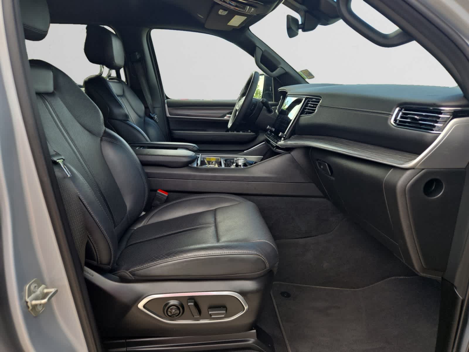 2024 Jeep Wagoneer L Series III - Photo 15