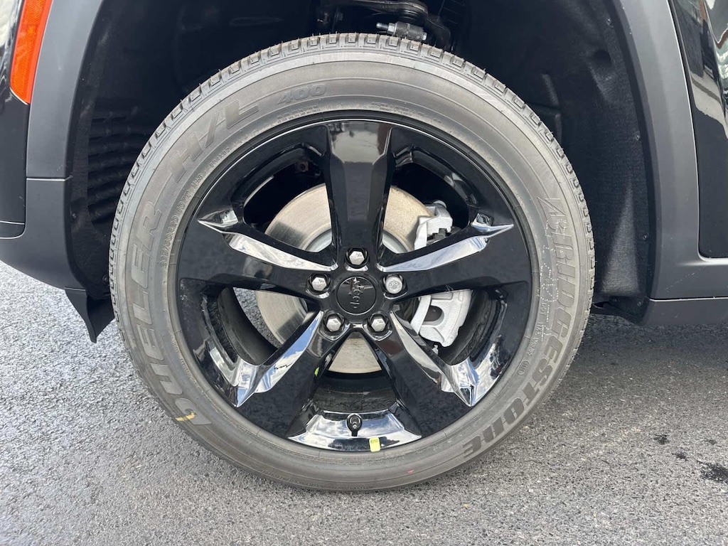 New 2025 Jeep Grand Cherokee L Laredo Sport Utility