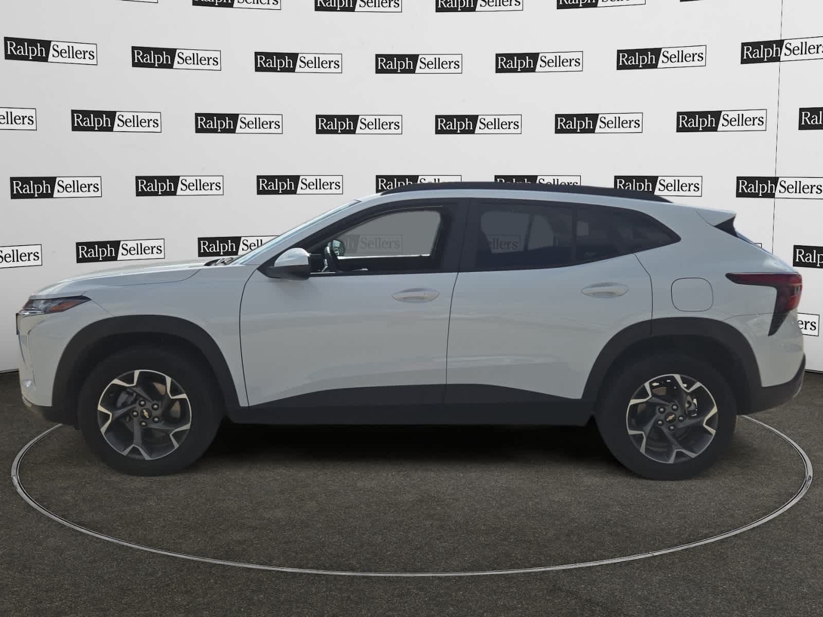 2025 Chevrolet Trax LT photo 2