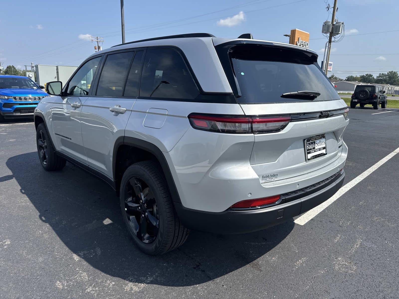 2025 Jeep Grand Cherokee Limited photo 3