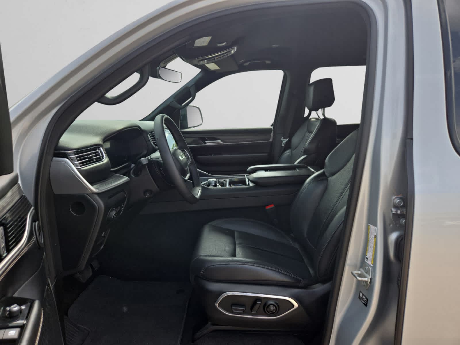 2024 Jeep Wagoneer L Series III - Photo 9