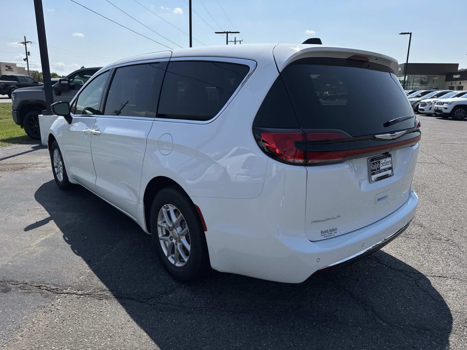 2026 Chrysler Pacifica photo 4