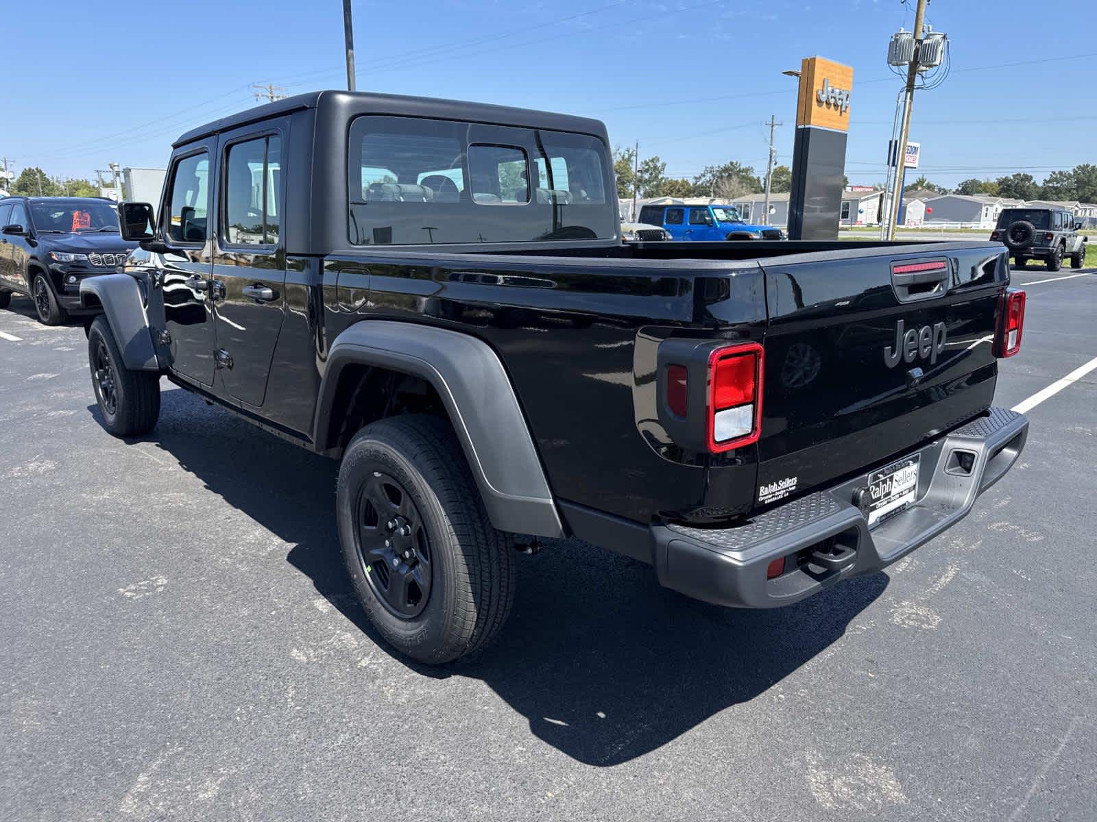 2025 Jeep Gladiator Sport photo 4