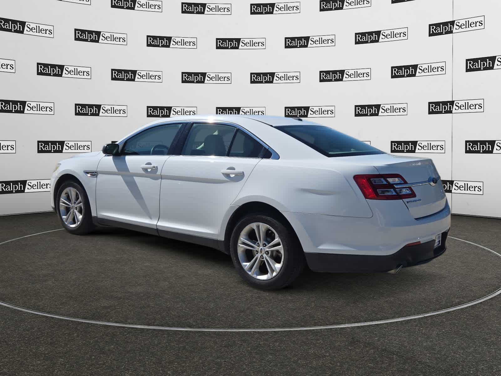 2015 Ford Taurus SE photo 4