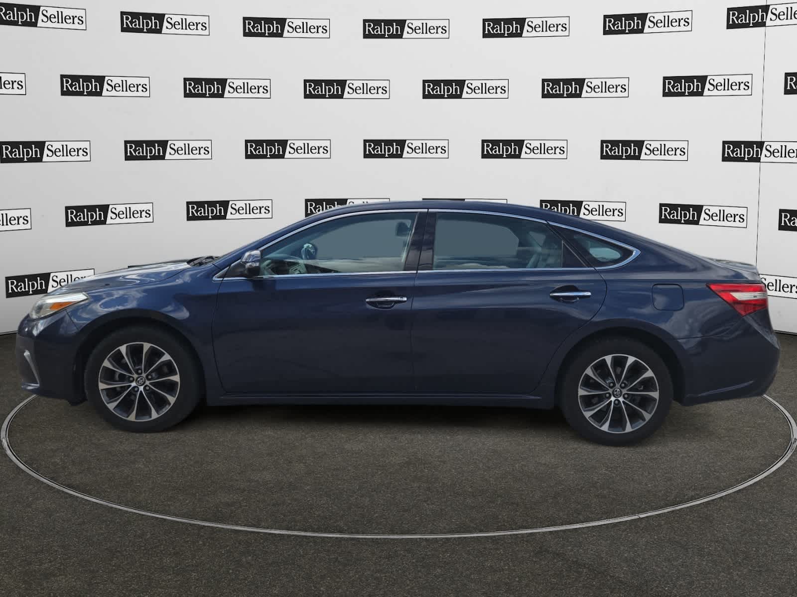 2016 Toyota Avalon XLE Plus photo 2