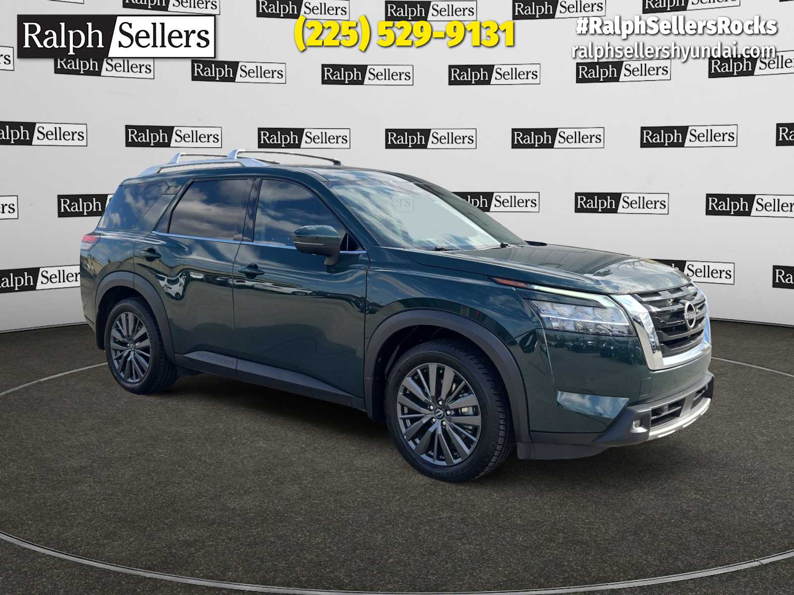 2022 Nissan Pathfinder SL's photo