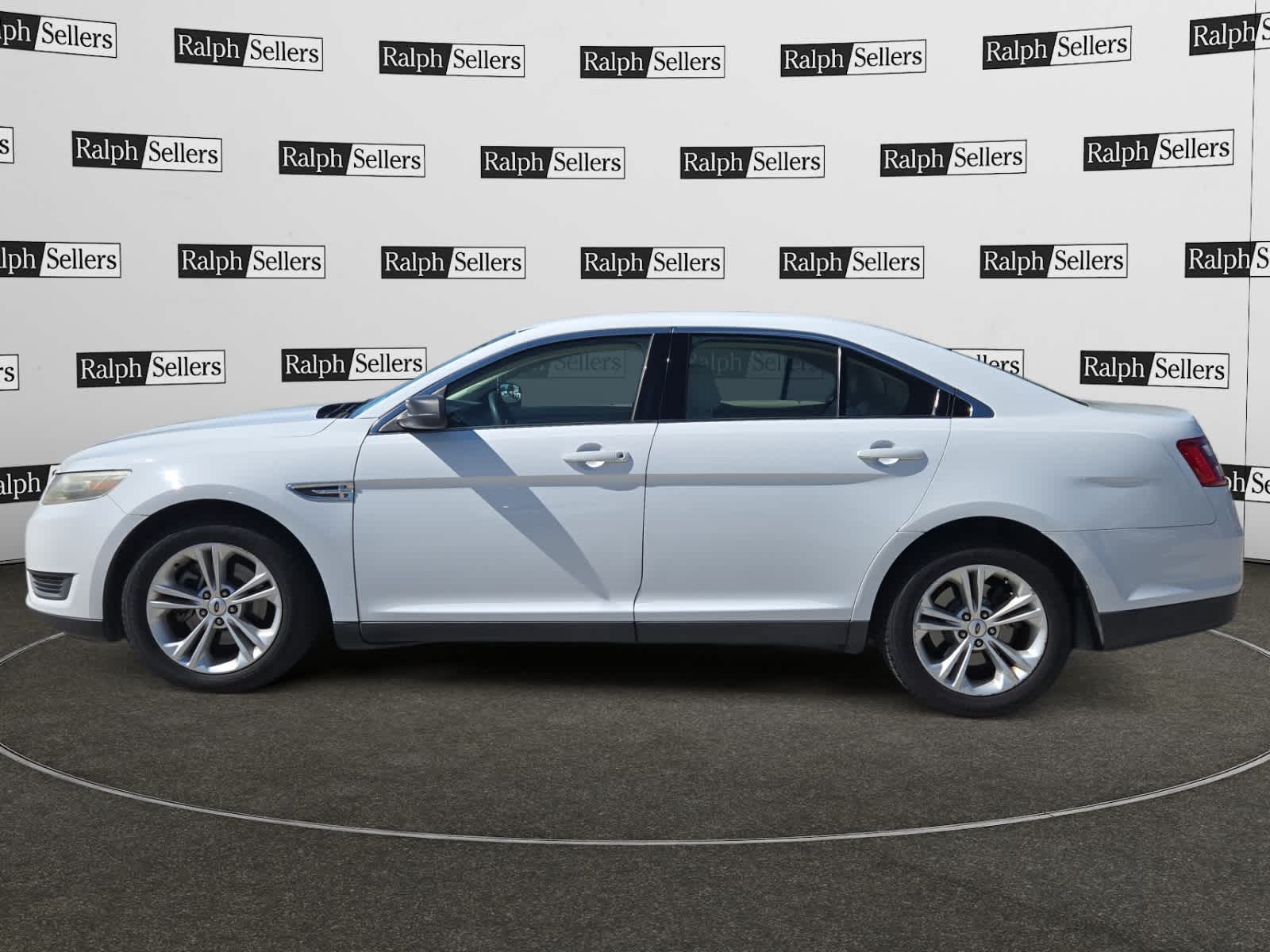 2015 Ford Taurus SE photo 3
