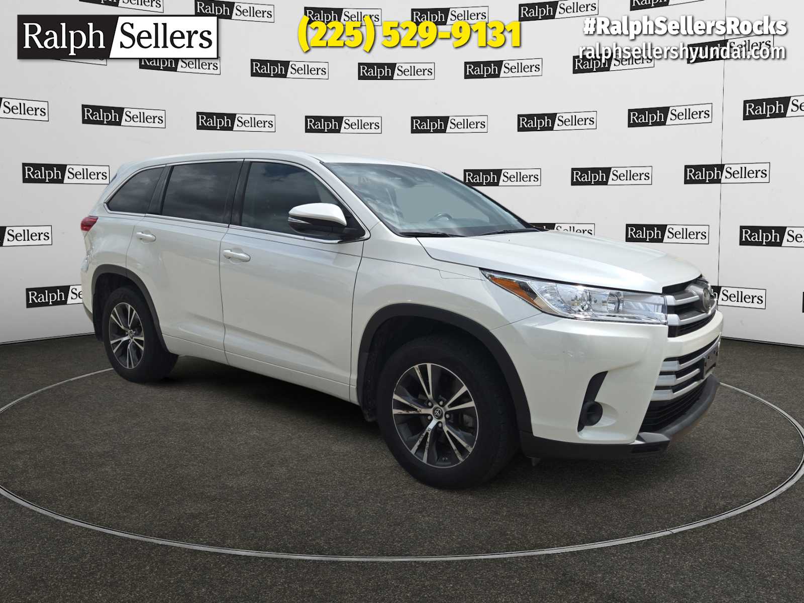 2017 Toyota Highlander LE's photo