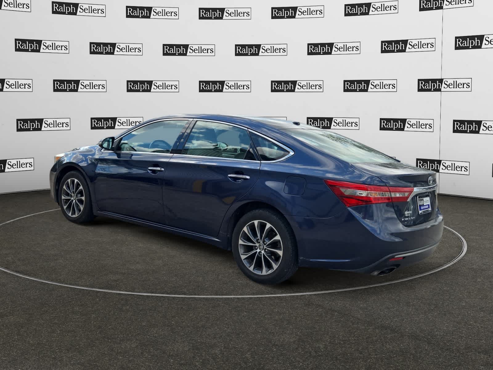 2016 Toyota Avalon XLE Plus photo 3