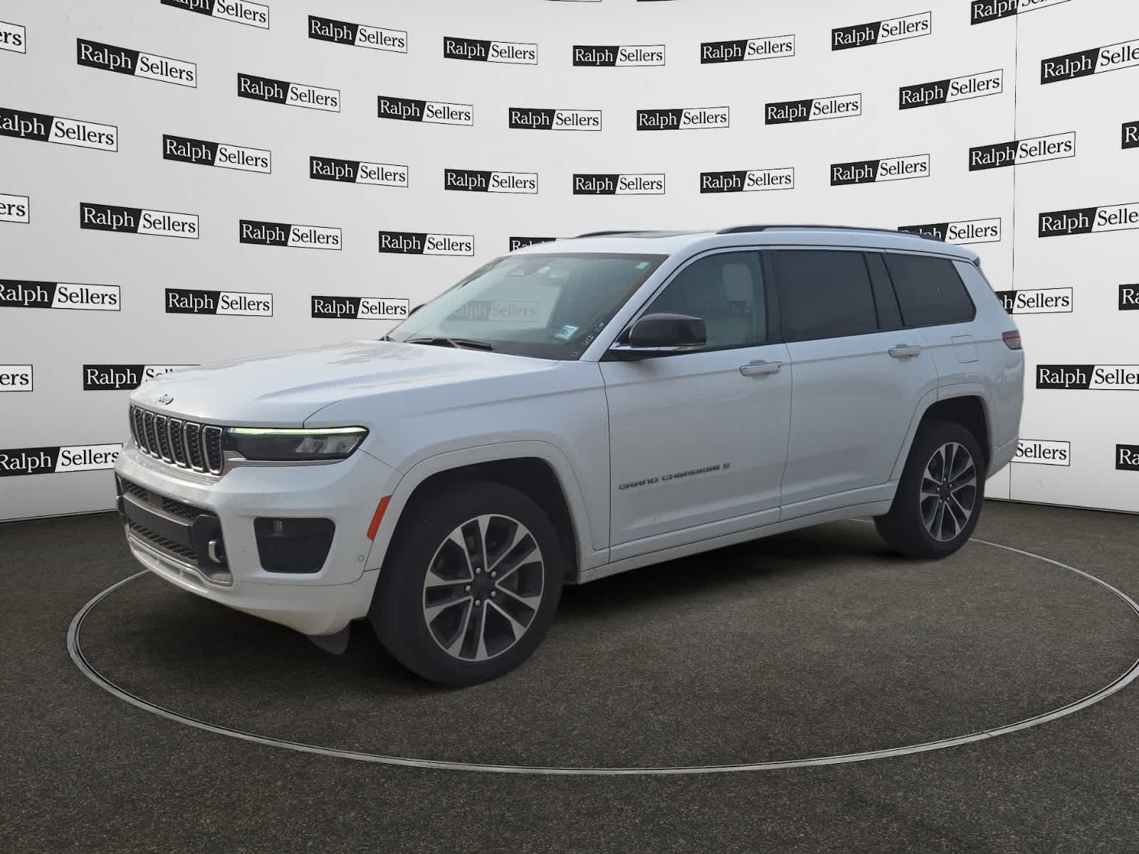 2021 Jeep Grand Cherokee Overland photo 2