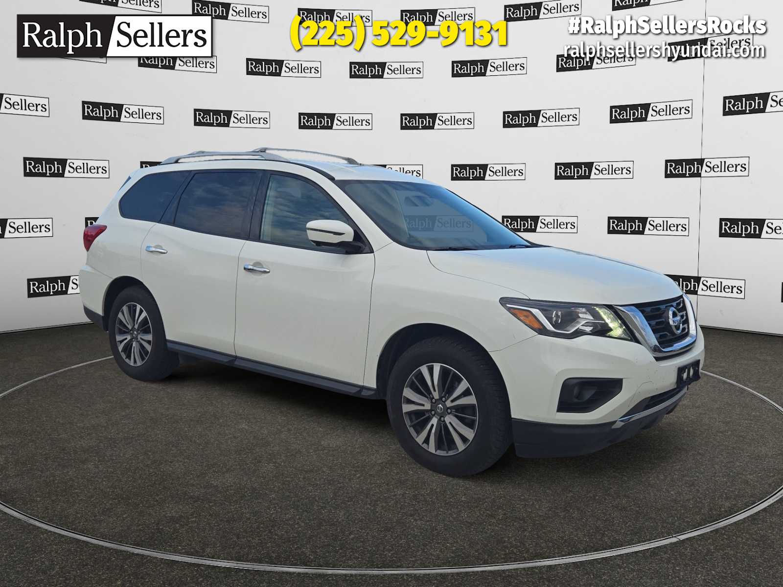 2017 Nissan Pathfinder SL's photo