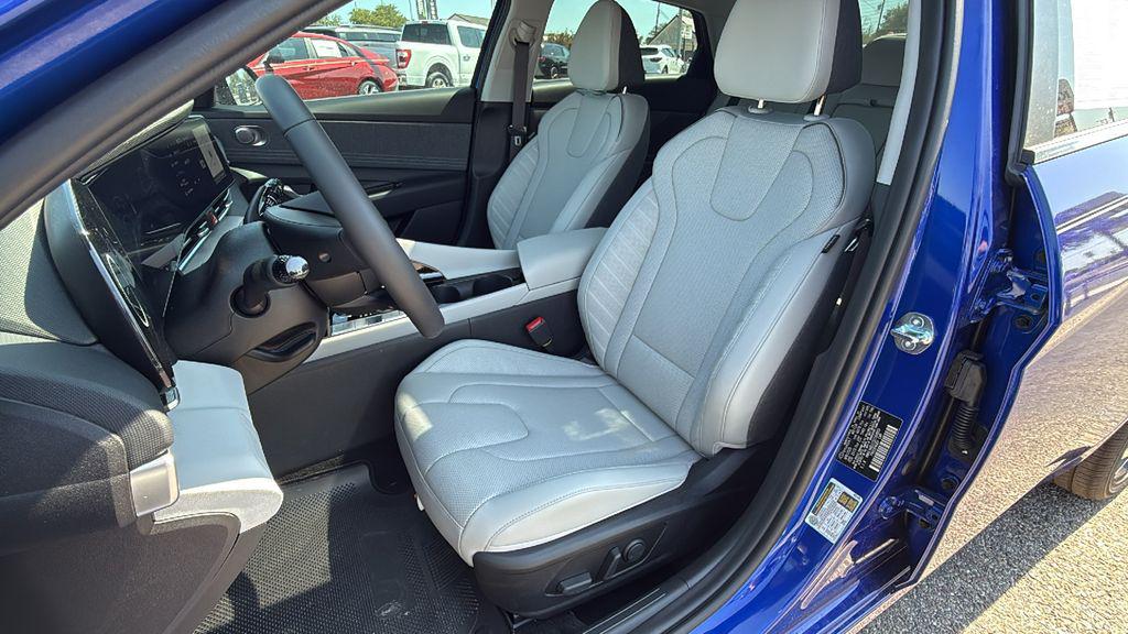 2025 Hyundai Elantra Limited - Photo 13