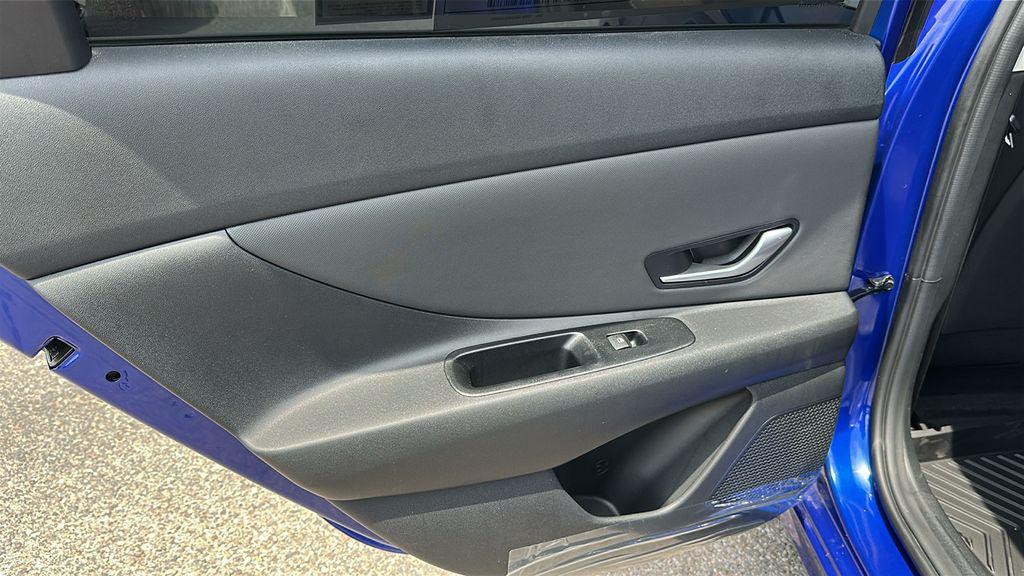 2025 Hyundai Elantra SEL - Photo 13