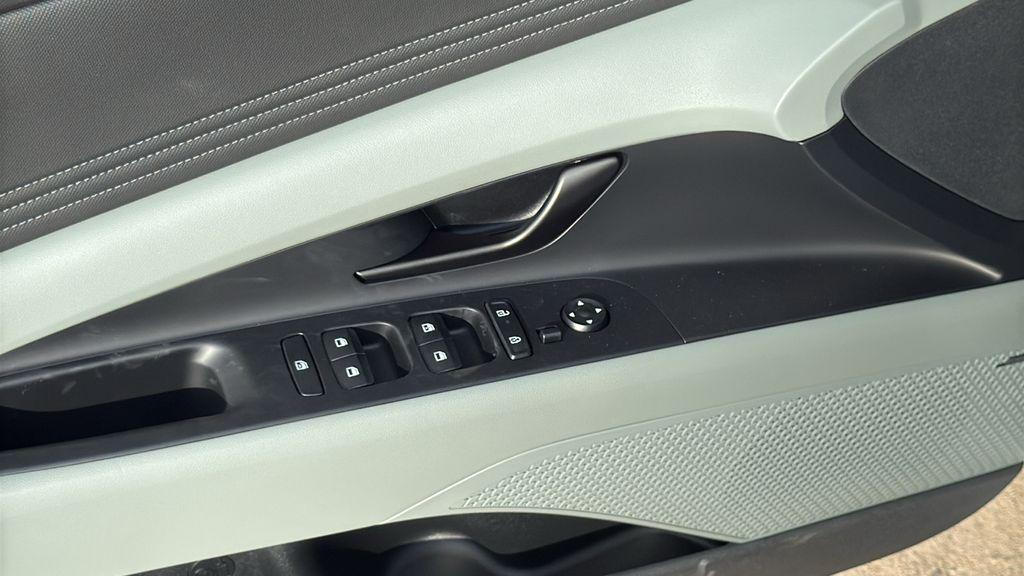 2025 Hyundai Elantra Limited - Photo 9