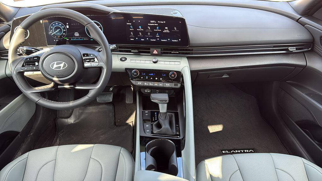 2025 Hyundai Elantra Limited - Photo 17