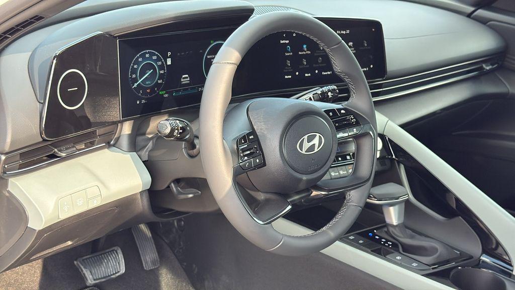 2025 Hyundai Elantra Limited - Photo 7