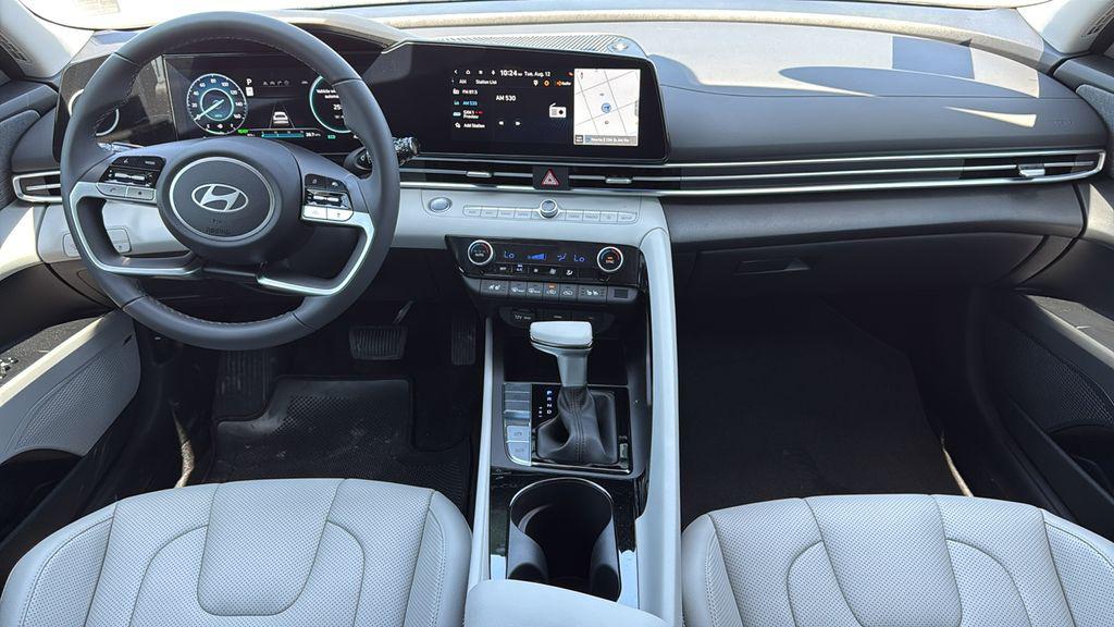 2025 Hyundai Elantra Limited - Photo 17