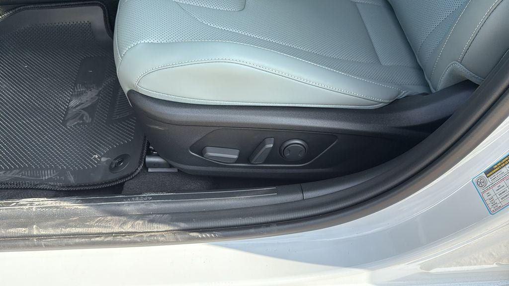 2025 Hyundai Elantra Limited - Photo 10