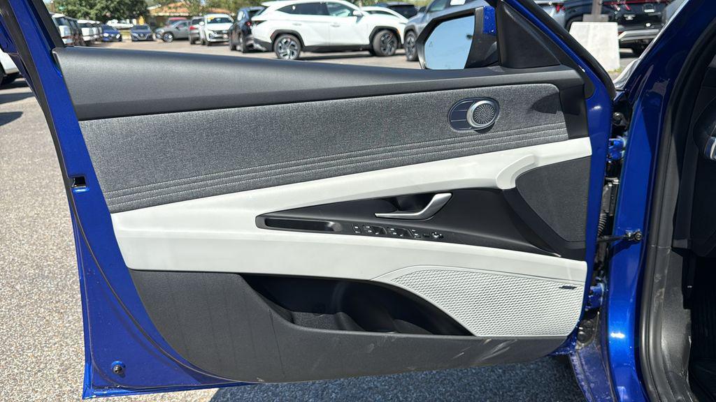 2025 Hyundai Elantra Limited - Photo 8