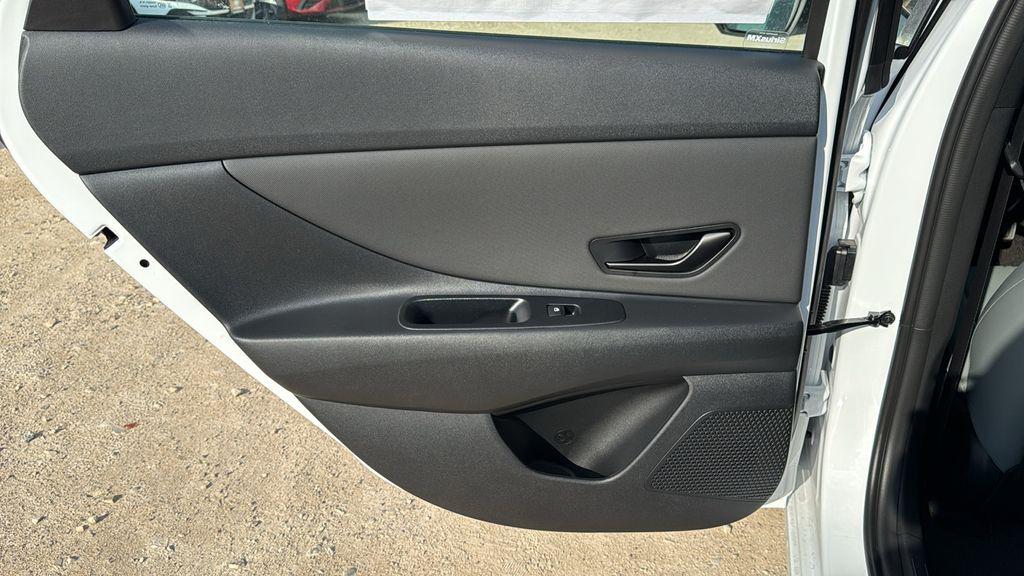 2025 Hyundai Elantra Limited - Photo 14