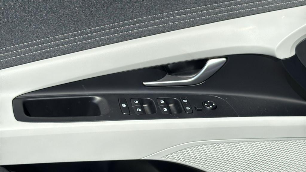 2025 Hyundai Elantra Limited - Photo 9