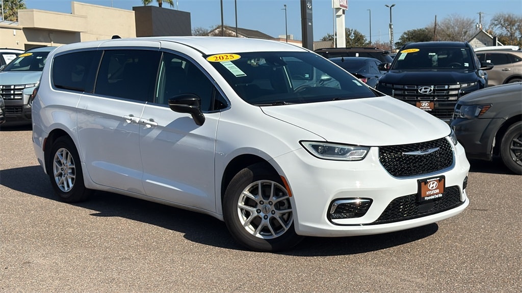 2025 Chrysler Pacifica Select's photo