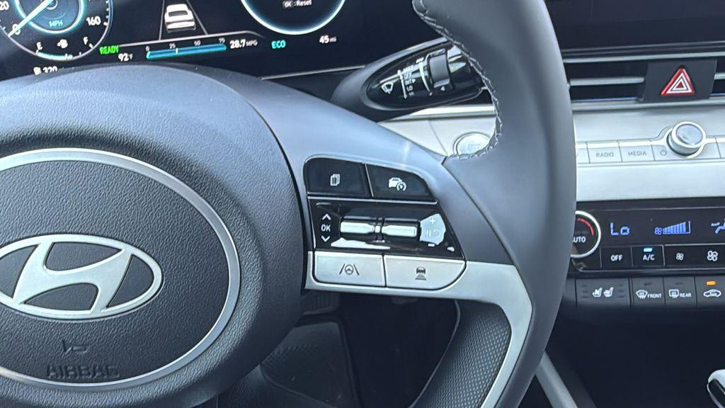 2025 Hyundai Elantra Limited - Photo 20