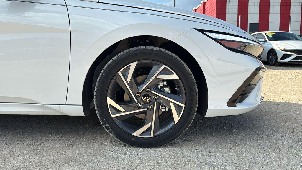 2025 Hyundai Elantra Limited - Photo 26