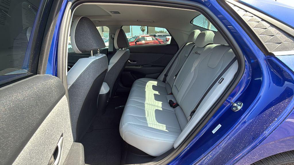 2025 Hyundai Elantra Limited - Photo 15