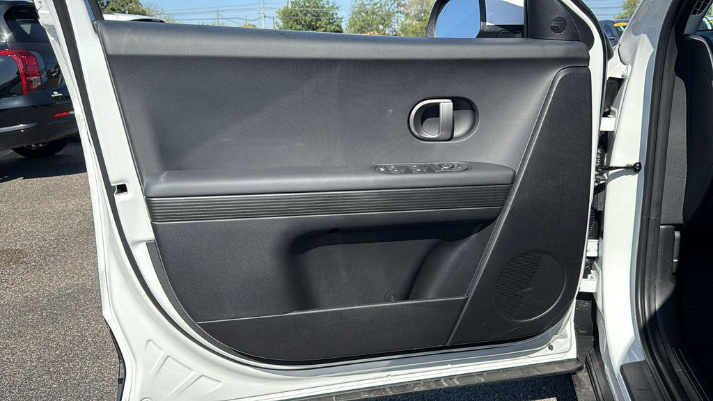 2025 Hyundai IONIQ 5 SE - Photo 8