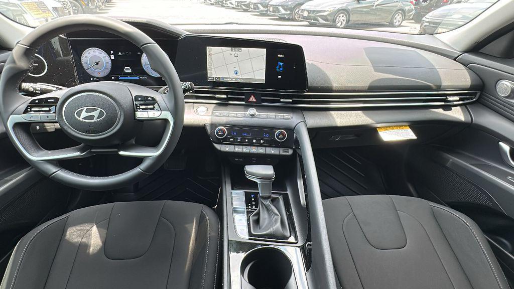 2025 Hyundai Elantra SEL - Photo 14