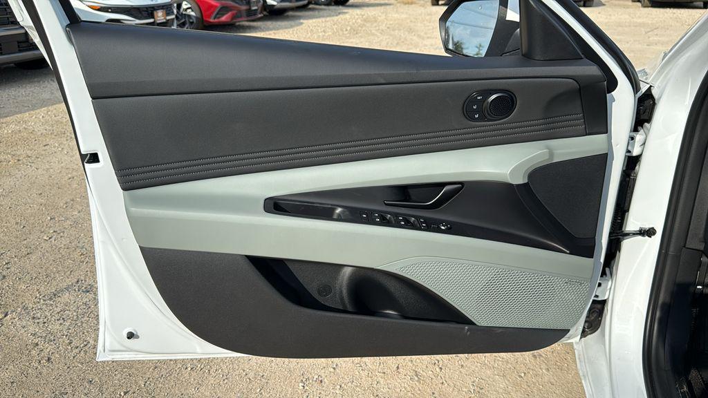 2025 Hyundai Elantra Limited - Photo 8