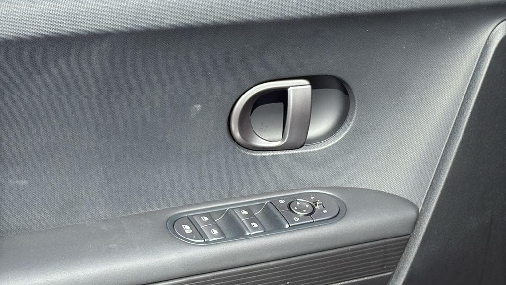 2025 Hyundai IONIQ 5 SE - Photo 9