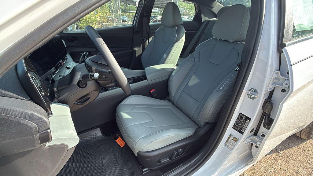 2025 Hyundai Elantra Limited - Photo 13
