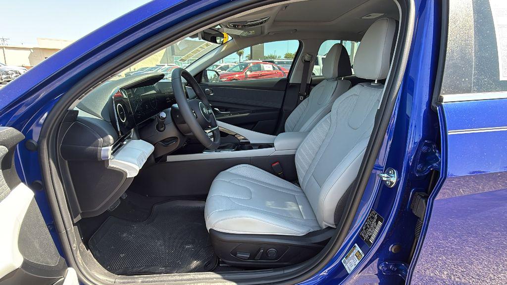 2025 Hyundai Elantra Limited - Photo 11